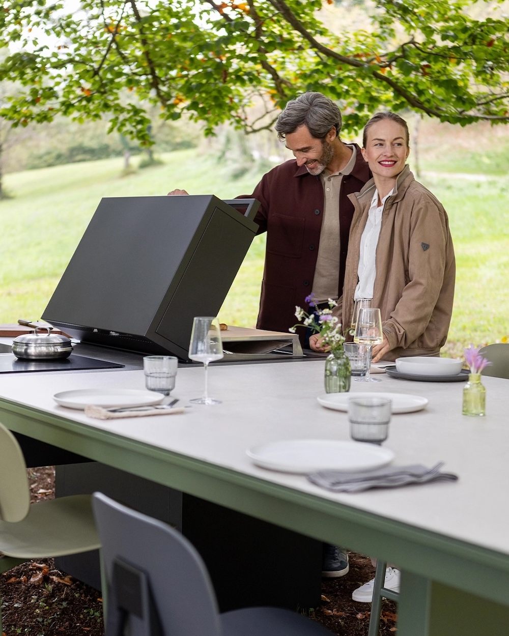 Foto Buitenkeuken met tafel: zo maak je van koken buiten een sociale beleving FotoBuitenkeuken met tafel: zo maak je van koken buiten een sociale beleving